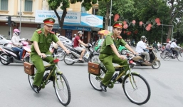 Công an Hà Nội đạp xe đi tuần thử quanh hồ Hoàn Kiếm